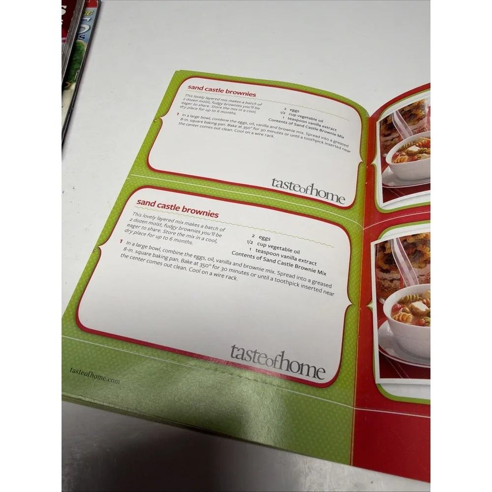 TASTE OF HOME Christmas Booklet Cookbooks With Photo Recipe Cards Lot Of 5